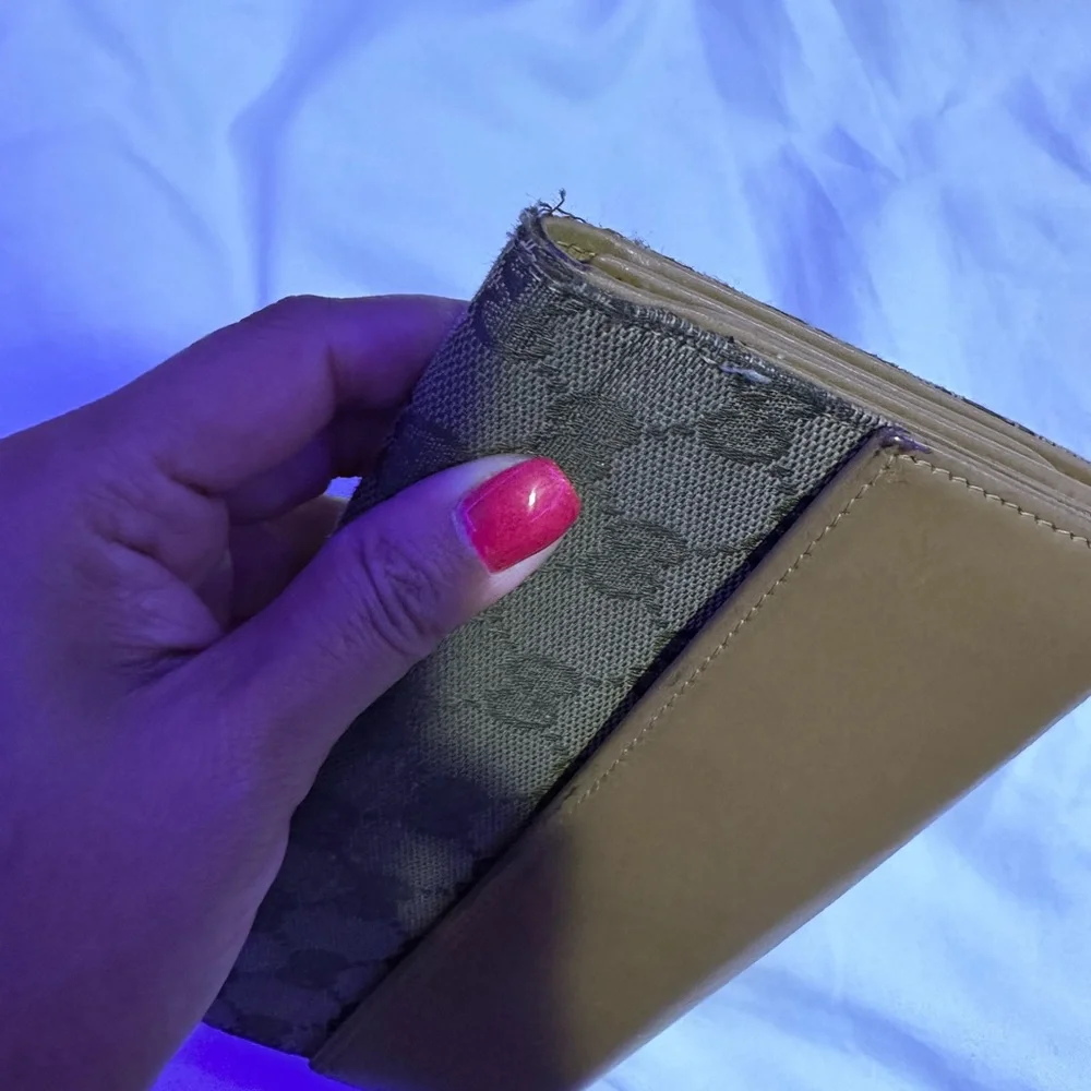 Authentic Gucci Bifold Wallet. - Picture 6 of 11